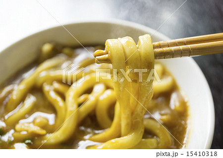 出来立てのカレーうどん 箸でつまみ上げる クローズアップ 出来立てのカレーうどん 箸でつまみ上げる クローズアップ 15410318