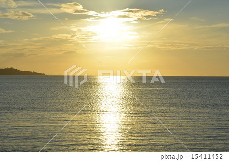 淡路島 水面に映る夕日の写真素材