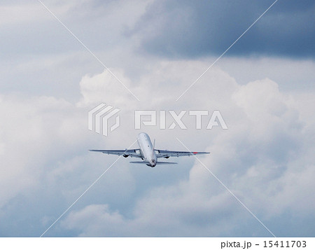 飛行機離陸 Boeing 767-300 飛行機離陸 Boeing 767-300 15411703