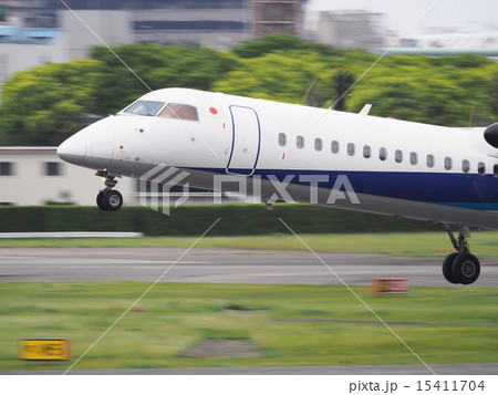 飛行機離陸 Bombardier DHC-8-400 15411704