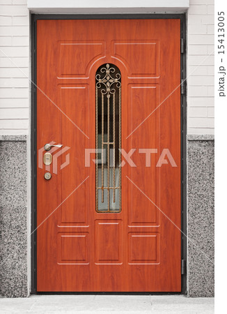 Brown front door - entrance to the building 15413005