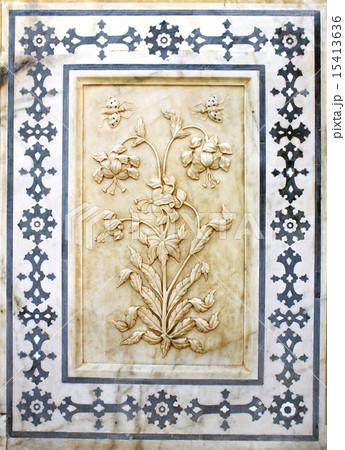 Ancient carved flower on marble in Amber Fort, Jaipur, Rajasthan 15413636