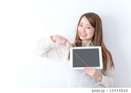 若い女性　20代　タブレット　画面　お勧め 15414810