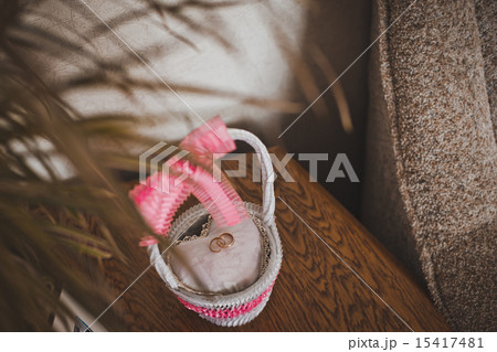 Dekorativnya a basket on a table. 15417481