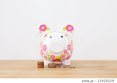 コインとブタ貯金箱 15420329