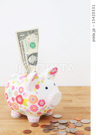 お金と貯金箱 15420331