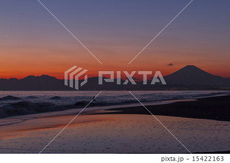 夕焼けの空と富士山 15422163