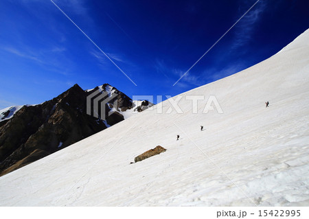 白馬大雪渓を下る登山者 15422995
