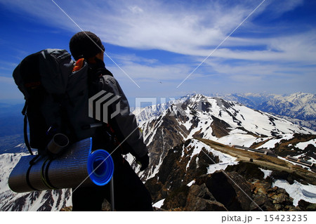 白馬岳山頂に立つ登山者 15423235