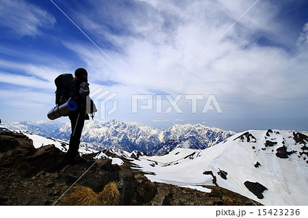 白馬岳頂上に立つ登山者 15423236
