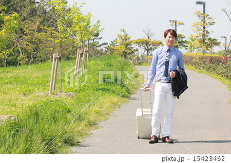 男性1人 (ビジカジ 出張 キャリーケース トランク ビジネスマン 仕事 旅行) 15423462