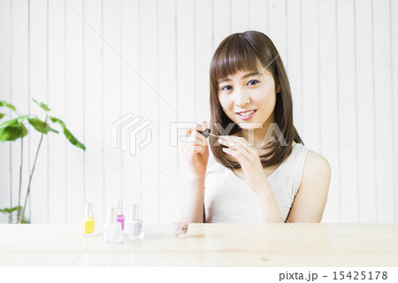 若い女性のメイクシーン 若い女性のメイクシーン 15425178