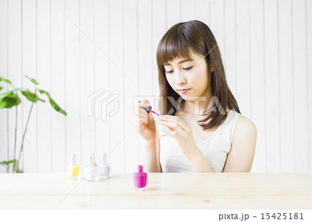 若い女性のメイクシーン 15425181