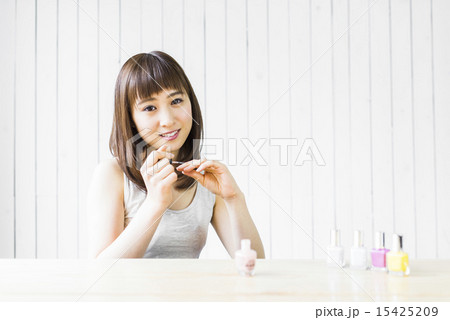 若い女性のメイクシーン 15425209