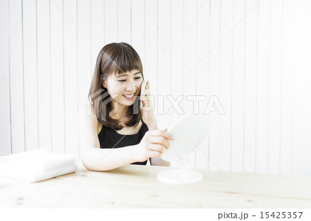 若い女性のメイクシーン 15425357