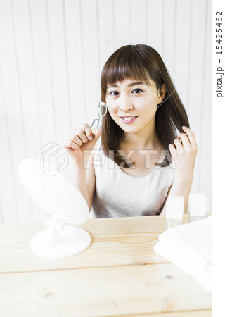 若い女性のメイクシーン 15425452