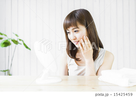 若い女性のメイクシーン 15425459