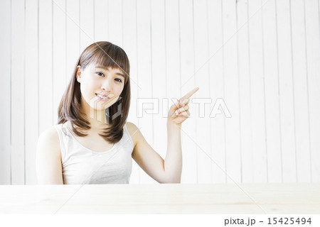 若い女性のメイクシーン 15425494