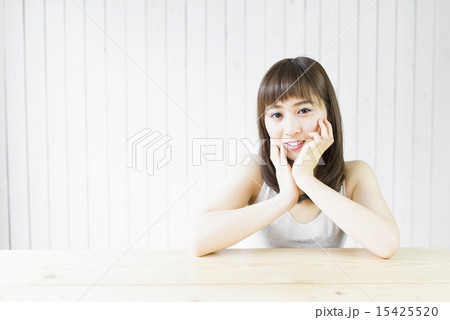 若い女性のメイクシーン 15425520