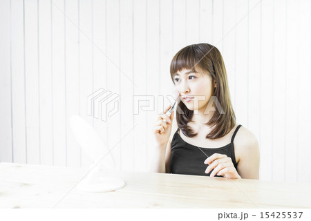 若い女性のメイクシーン 若い女性のメイクシーン 15425537