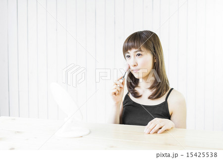 若い女性のメイクシーン 15425538
