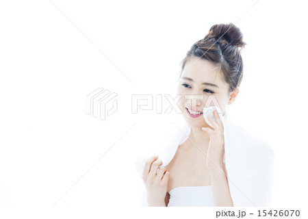 若い女子の洗顔シーン 15426070