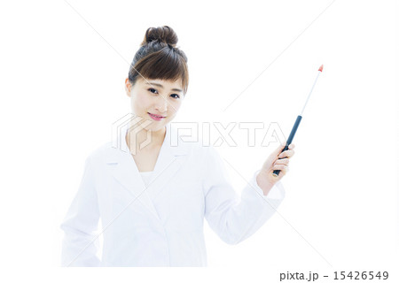 若い女子の白衣で指差し 15426549