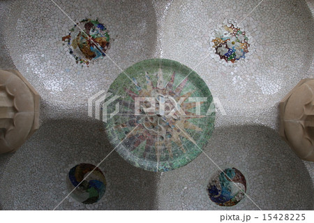 グエル公園多柱室天井のモザイク 15428225
