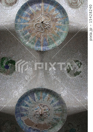 グエル公園多柱室天井のモザイク 15428240