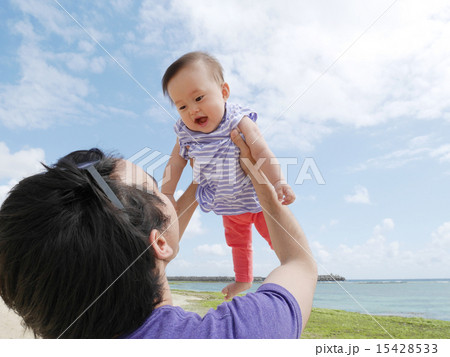 お父さんと0歳6ヶ月の赤ちゃん/海をバックに お父さんと0歳6ヶ月の赤ちゃん/海をバックに 15428533