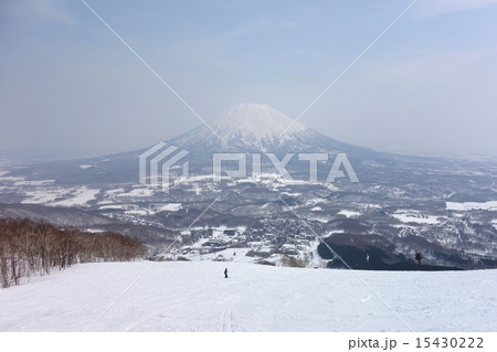 ニセコのスキー場から見た羊蹄山 15430222