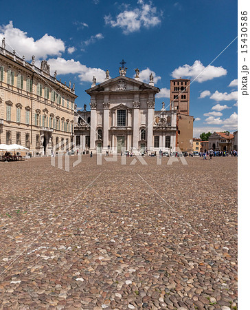 Mantua Cathedral and Palazzo Bianchi, Italy. 15430586