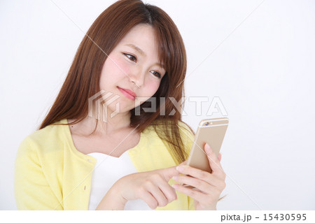 スマートフォンで話す女性 15430595