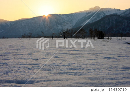 春の尾瀬ヶ原の日没 15430710