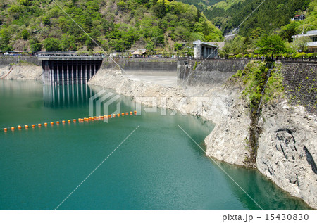 奥多摩湖 小河内ダム 湖 ダム 水 貯水池 多摩 東京 夏 自然 風景 青 緑の写真素材