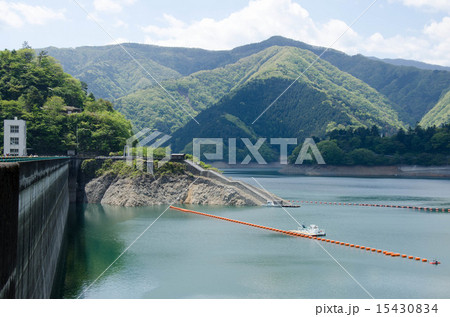 奥多摩湖 小河内ダム 湖 ダム 水 貯水池 多摩 東京 夏 自然 風景 青 緑の写真素材