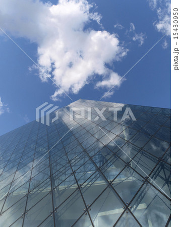 ガラスのピラミッドと青空と雲 15430950