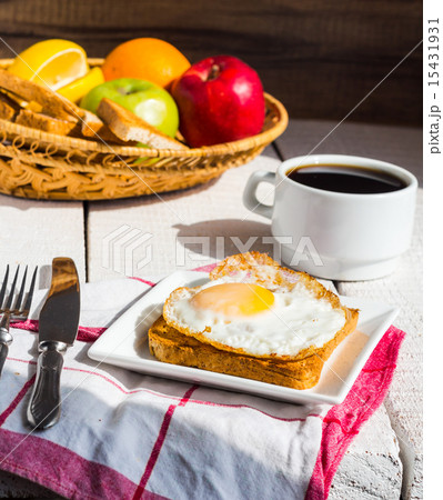 Fried egg on toast, snack, English breakfast Fried egg on toast, snack, English breakfast 15431931