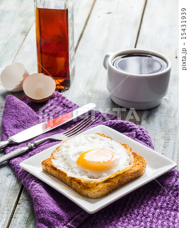 Fried egg on toast, snack, English breakfast Fried egg on toast, snack, English breakfast 15431939