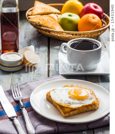 Fried egg on toast, snack, English breakfast 15431940