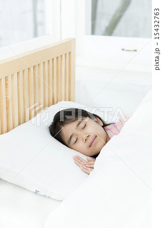 寝てる女の子の写真素材