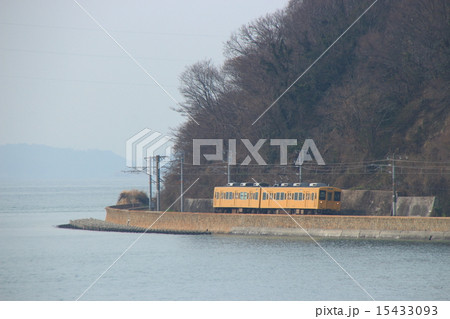 海岸線を行く呉線105系電車（三原⇔広島） 15433093