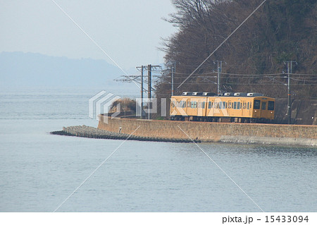 海岸線を行く呉線105系電車（三原⇔広島） 15433094