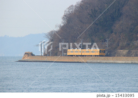海岸線を行く呉線105系電車（三原⇔広島） 15433095