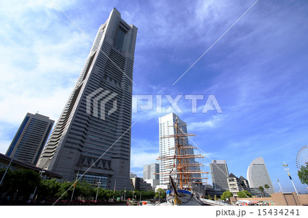 ランドマークタワーと日本丸と ランドマークタワーと日本丸と 15434241