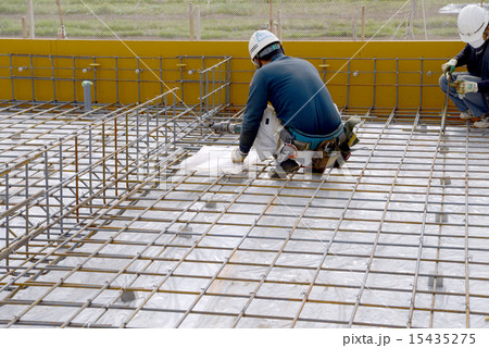 図面を読む鉄筋工 15435275