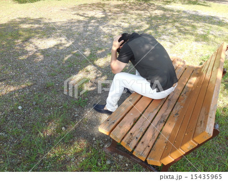 頭を抱える男性 頭を抱える男性 15435965
