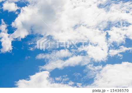 ちぎれ雲の写真素材