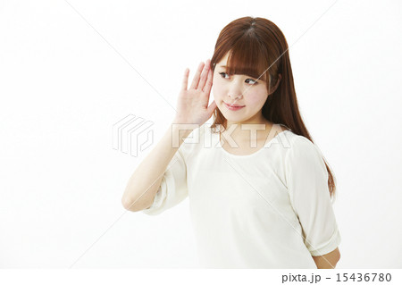 聞くポーズをする女性 15436780