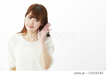 聞くポーズをする女性 15436783